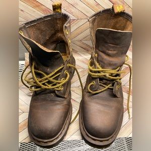 DOC MARTEN’S VINTAGE 1460 BROWN COMBAT 8 EYE SIZE 5 MEN/ 7 WOMEN